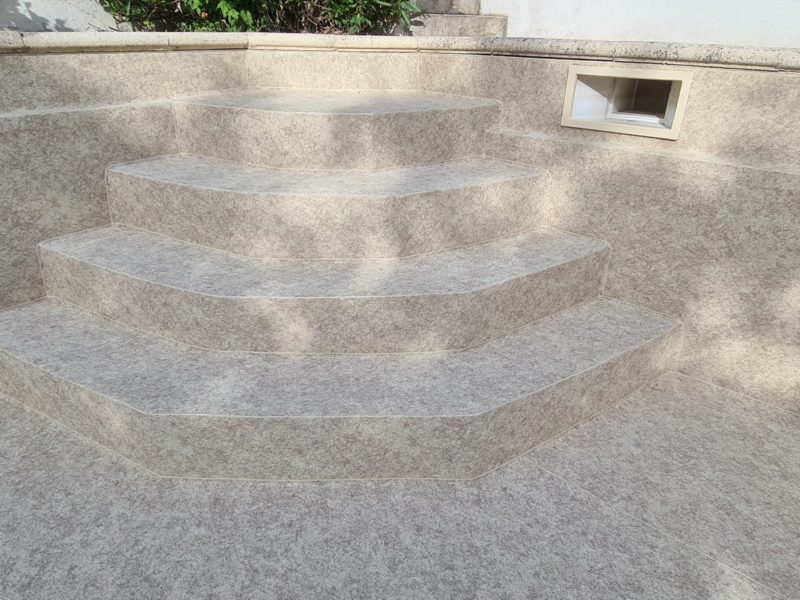 Panneaux acier galvanisé et escalier plastique, recouverts d&rsquo;un seul tenant