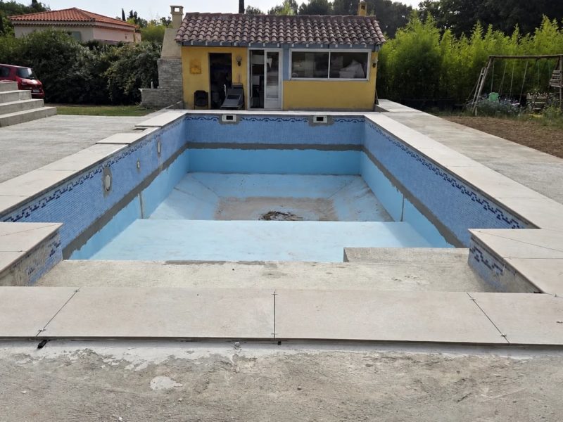 Une membrane effet pierre pour moderniser tout le bassin