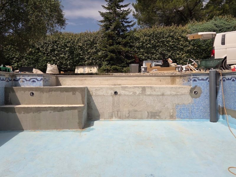 Une membrane effet pierre pour moderniser tout le bassin