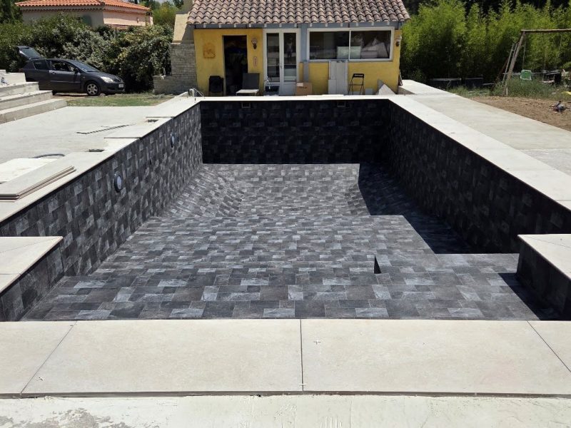 Une membrane effet pierre pour moderniser tout le bassin