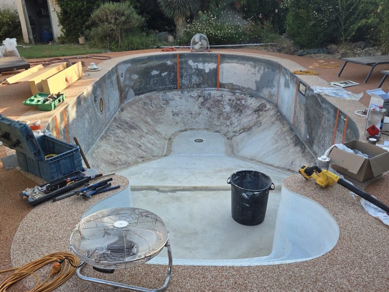 Forme libre et escalier plastique, unifiés en Aquasense