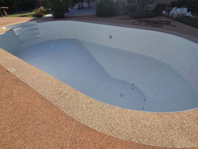 Forme libre et escalier plastique, unifiés en Aquasense