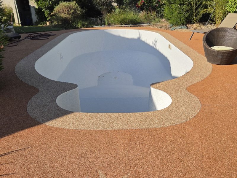 Forme libre et escalier plastique, unifiés en Aquasense