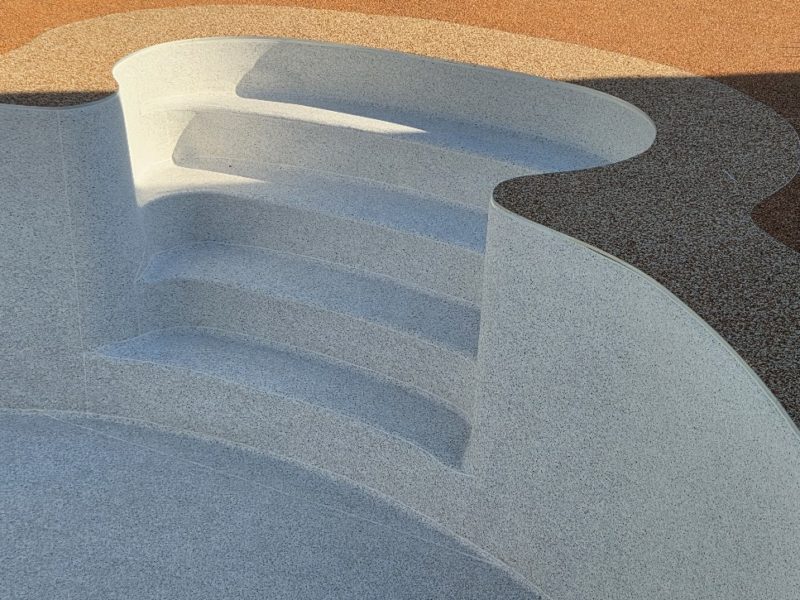 Forme libre et escalier plastique, unifiés en Aquasense