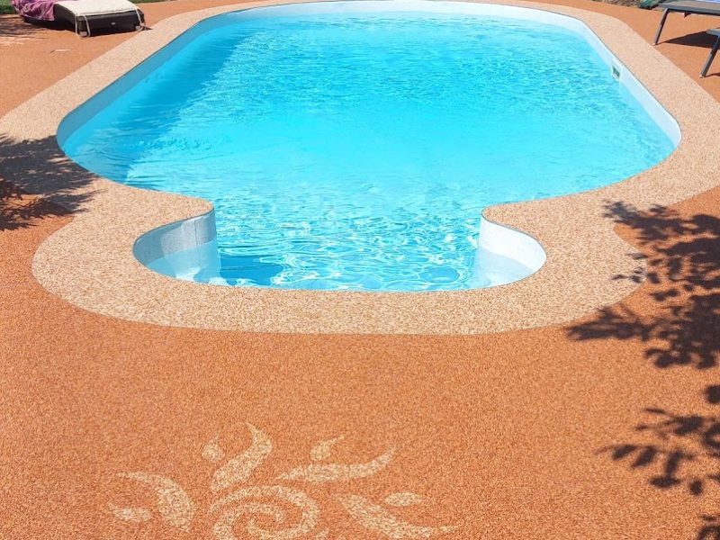 Forme libre et escalier plastique, unifiés en Aquasense