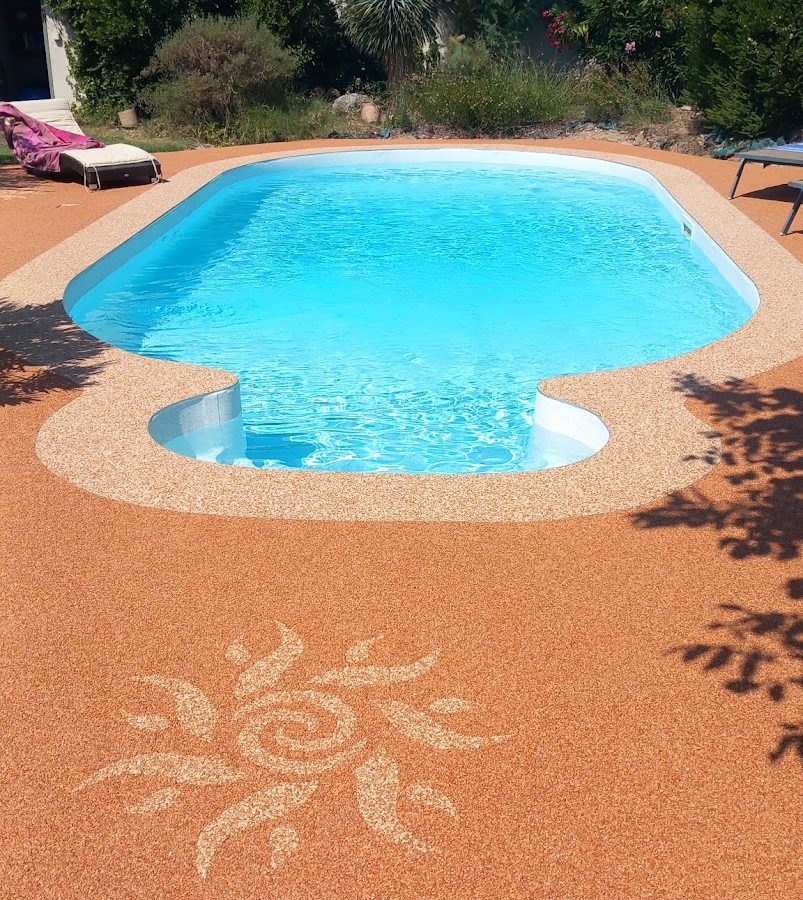 Forme libre et escalier plastique, unifiés en Aquasense