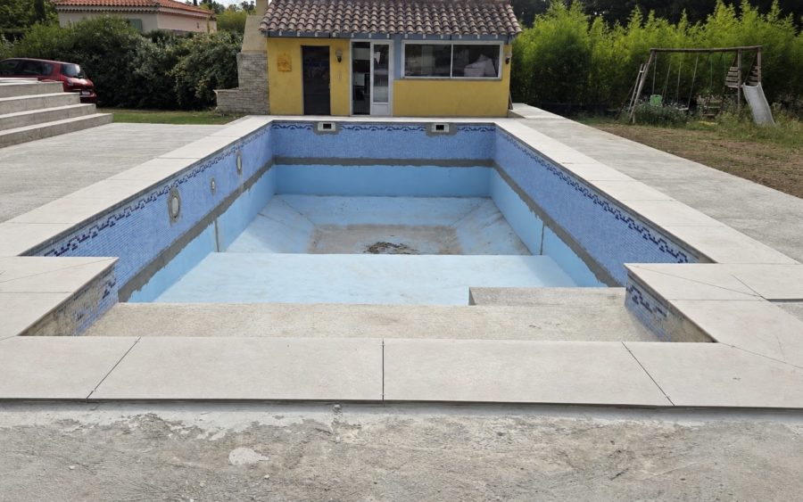 Bassin vidé et préparé avant la pose d’une membrane PVC armé