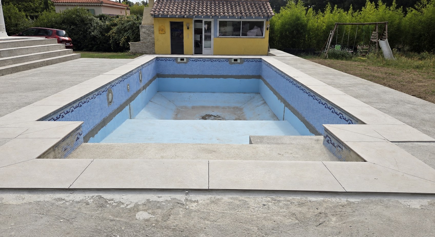 Bassin vidé et préparé avant la pose d’une membrane PVC armé