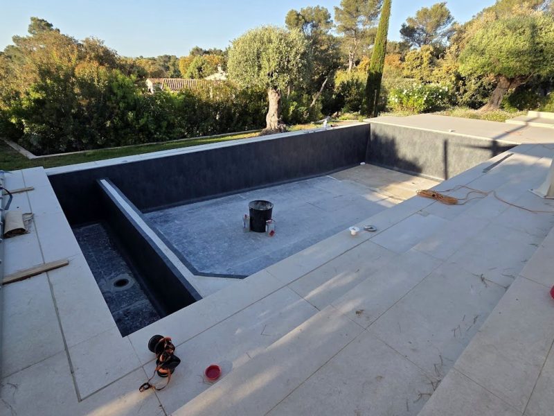 Un bassin contemporain aux reflets ardoise
