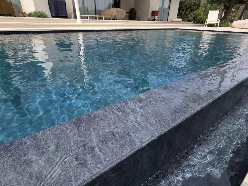 Un bassin contemporain aux reflets ardoise