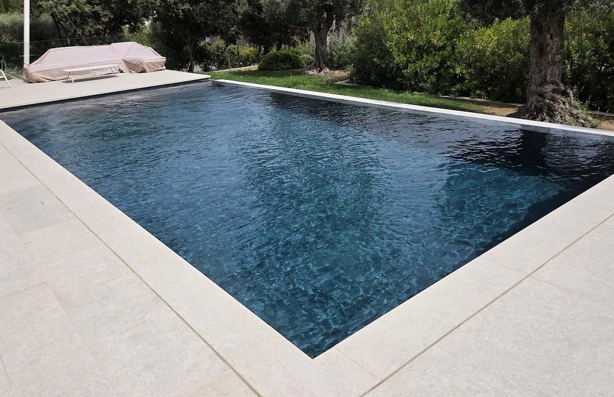 Un bassin contemporain aux reflets ardoise