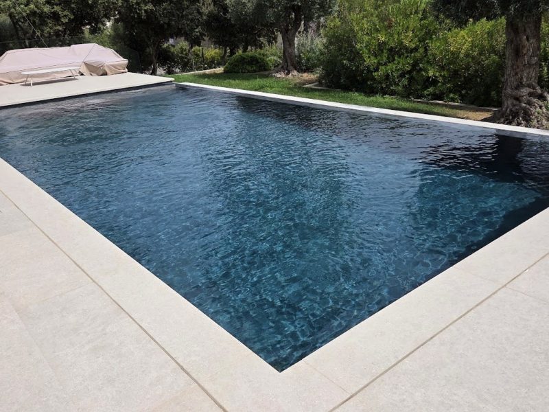 Un bassin contemporain aux reflets ardoise
