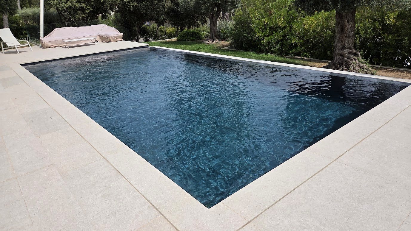 Un bassin contemporain aux reflets ardoise