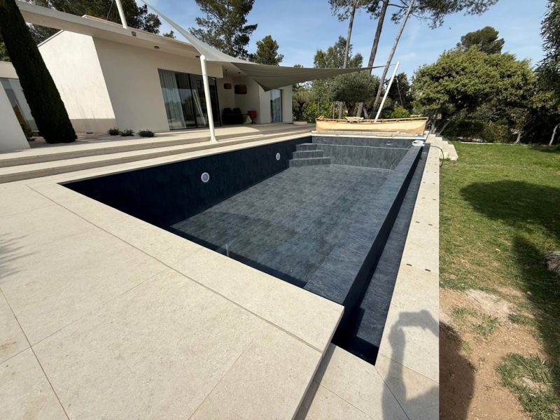 Un bassin contemporain aux reflets ardoise
