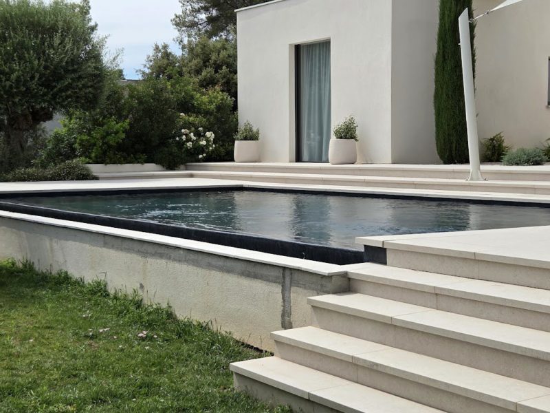 Un bassin contemporain aux reflets ardoise