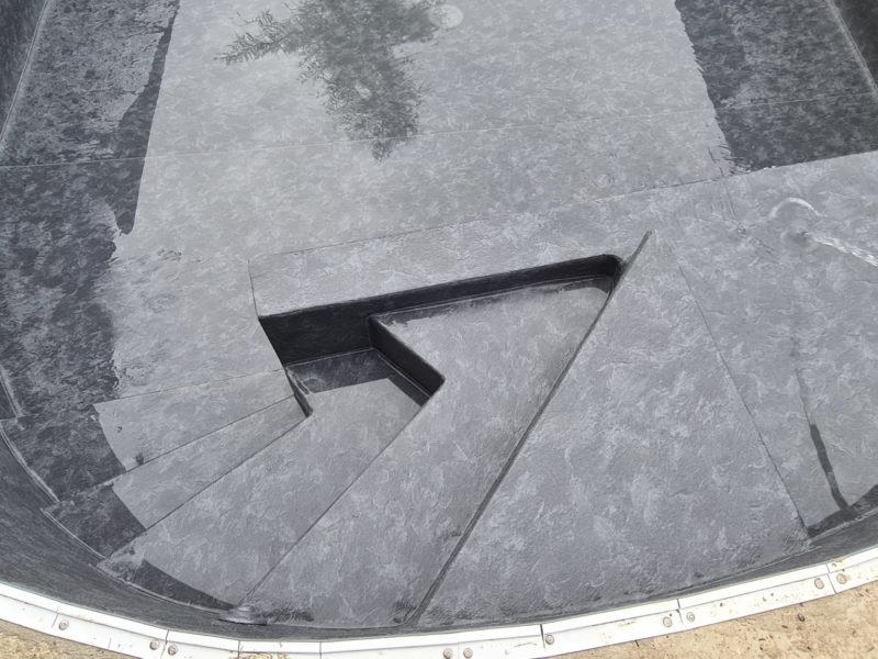 Escalier maçonné d’une piscine de forme libre recouvert en PVC armé Aquasense Black Slate (CGT Alkor), à Bouc-Bel-Air