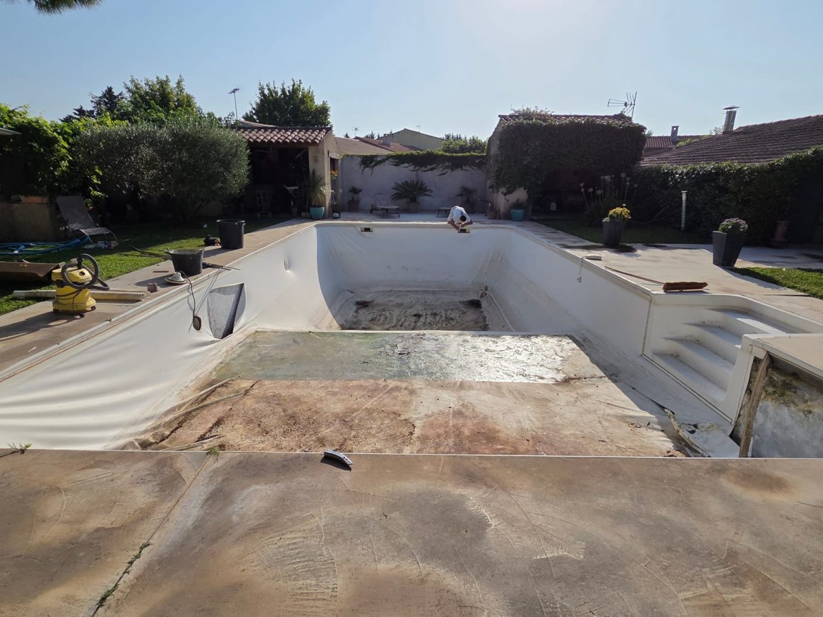 Piscine de Cavaillon avant rénovation, ancien revêtement en partie déposé