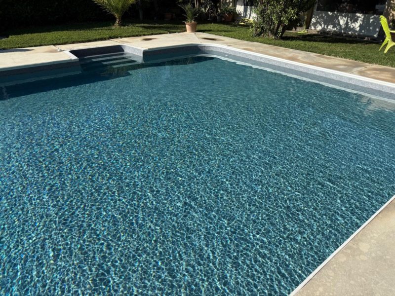 Reflets de l’eau sur la membrane PVC armé de la piscine de Cavaillon