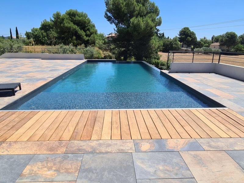 Piscine à débordement d’Éguilles, volet ouvert et invisible sous le caillebotis bois