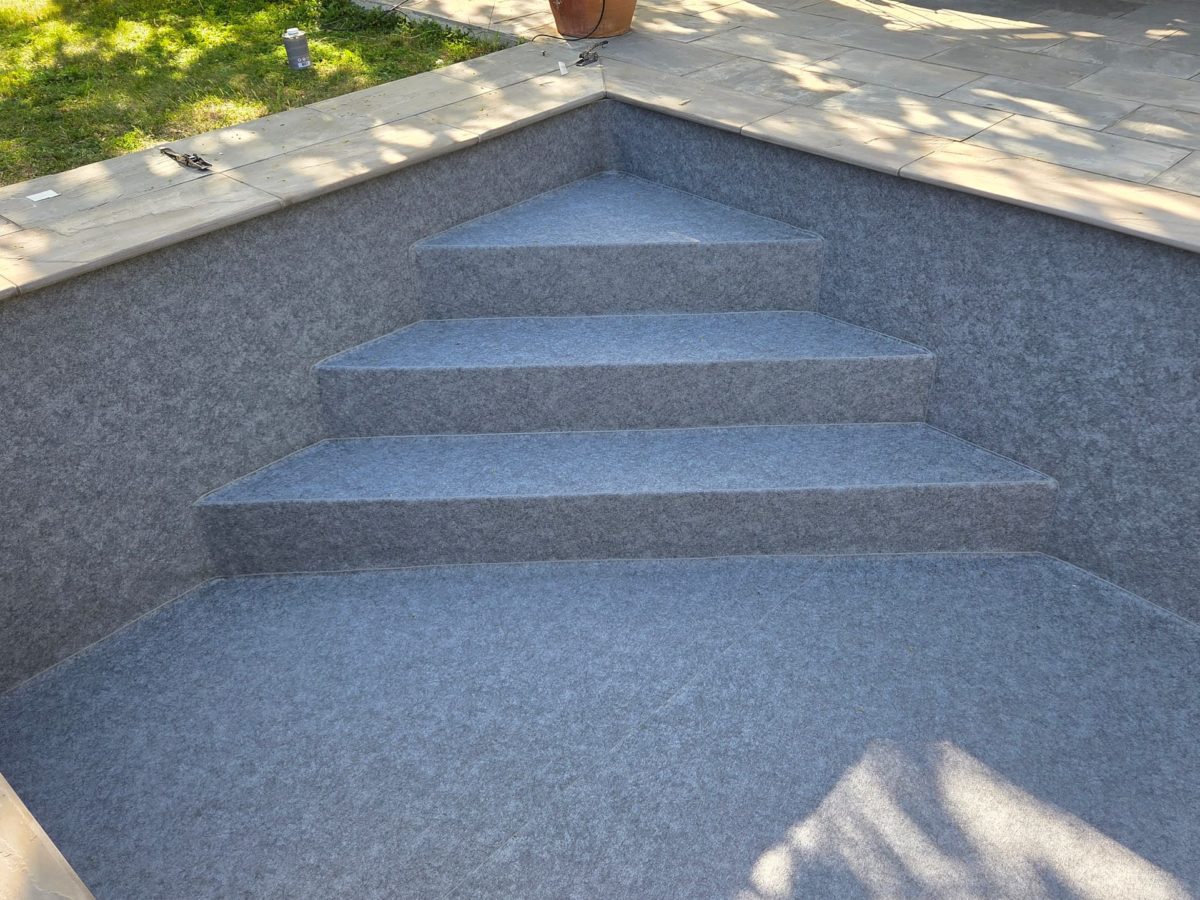 Escalier d’angle d’une piscine Desjoyaux recouvert en PVC armé Aquasense Granit Grey (CGT Alkor)