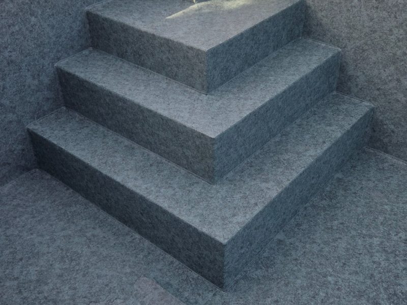 Escalier maçonné d’angle recouvert en PVC armé Aquasense Granit Green (CGT Alkor)