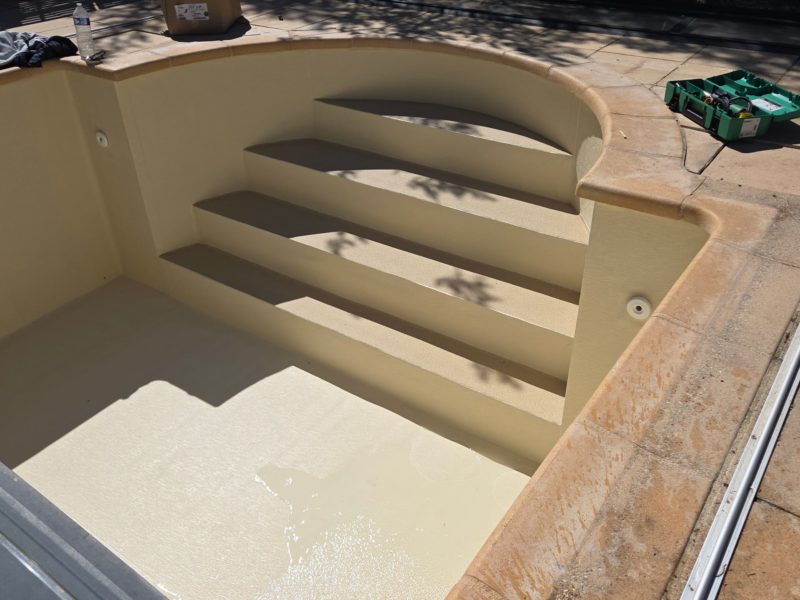 Escalier maçonné arrondi recouvert en PVC armé Aquastone sable (CGT Alkor)
