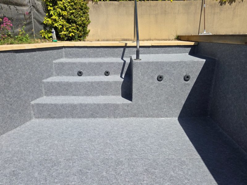 Escalier maçonné latéral recouvert en PVC armé Aquasense Granit Grey (CGT Alkor)