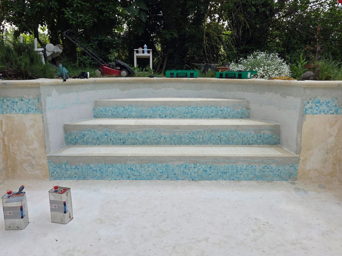 Escalier maçonné pleine largeur en mosaïque, avant recouvrement