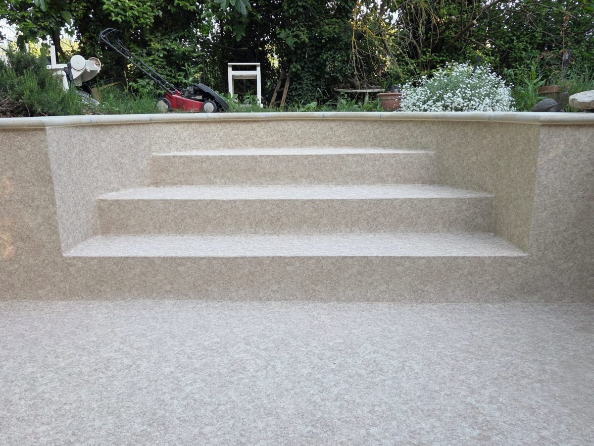 Escalier maçonné pleine largeur recouvert en PVC armé Aquasense (CGT Alkor)