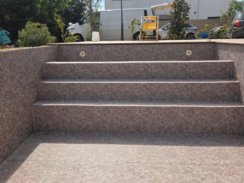 Escalier maçonné pleine largeur recouvert en PVC armé Aquasense Granit Gold (CGT Alkor), avec bac de volet