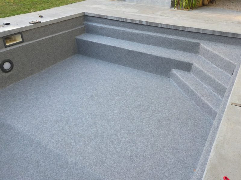 Escalier maçonné recouvert en PVC armé Aquasense Granit Grey (CGT Alkor)