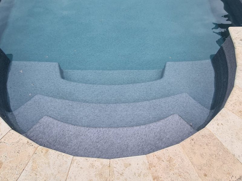 Escalier plastique en bout de bassin recouvert en PVC armé Haogenplast Concrete
