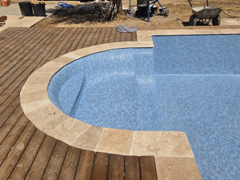 Piscine de forme libre et son escalier plastique recouverts en PVC armé Aquasense Granit Blue (CGT Alkor)