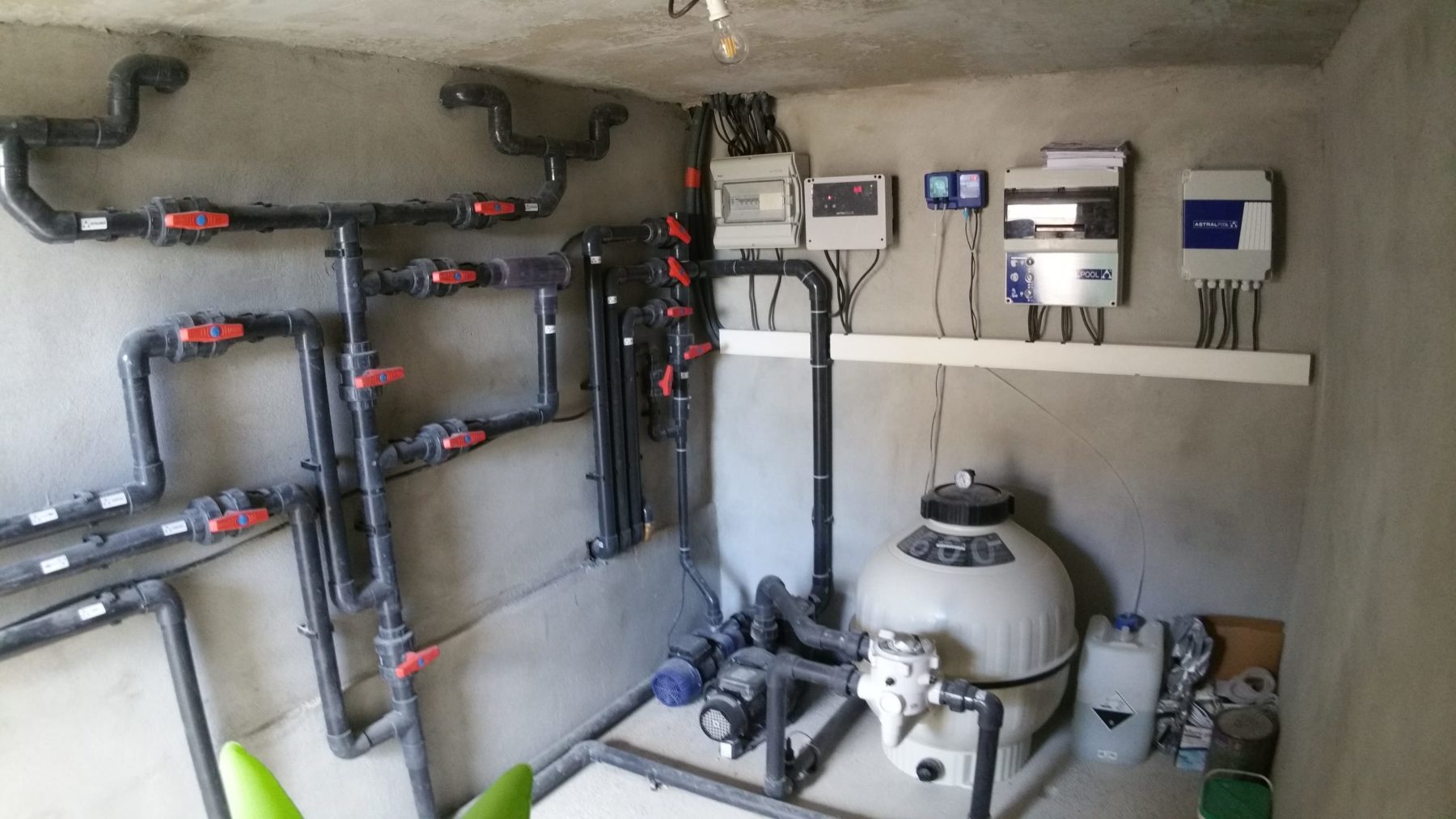 Local technique de piscine : filtre, pompe, vannes et coffrets de régulation