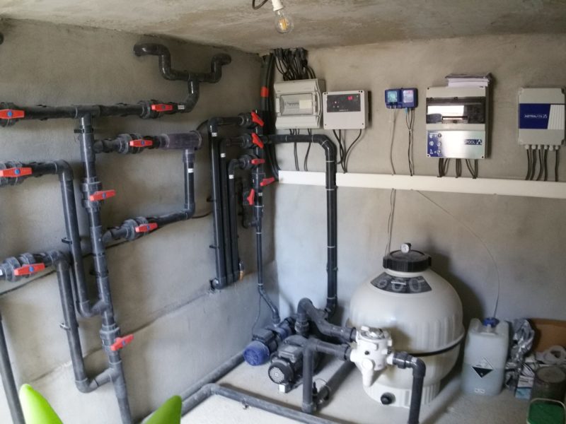 Local technique de piscine : filtre, pompe, vannes et coffrets de régulation