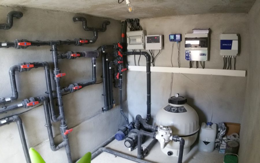 Local technique de piscine : filtre, pompe, vannes et coffrets de régulation