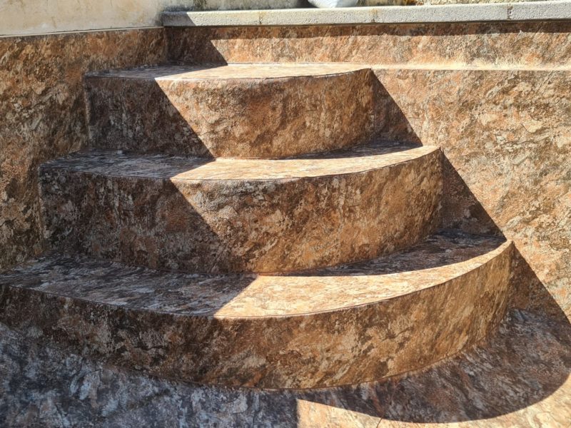 Escalier maçonné d’angle arrondi recouvert en PVC armé Alkorplan 3000 Touch (Renolit), à La Bouilladisse