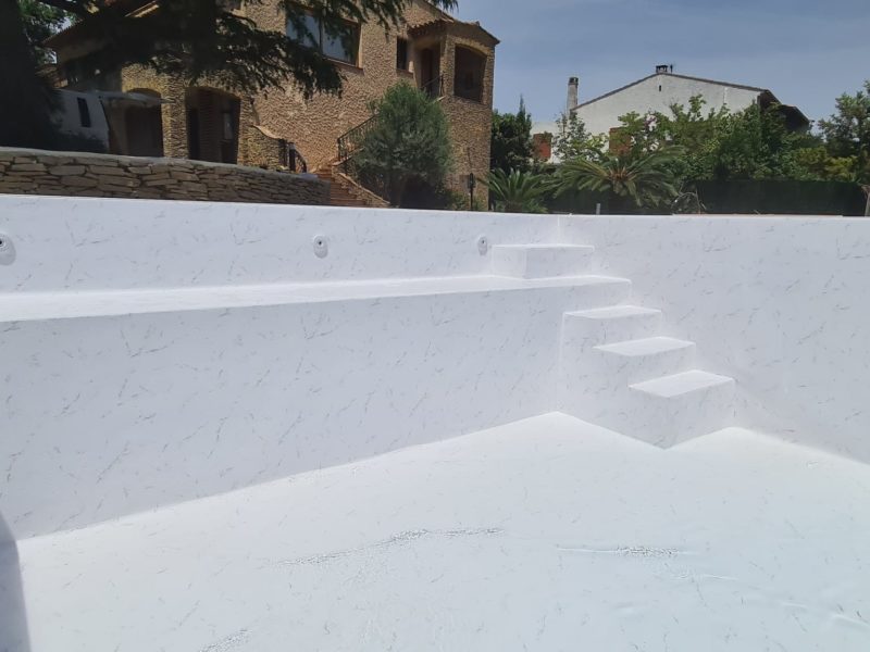 Escalier maçonné latéral recouvert en PVC armé Haogenplast blanc, à La Valette