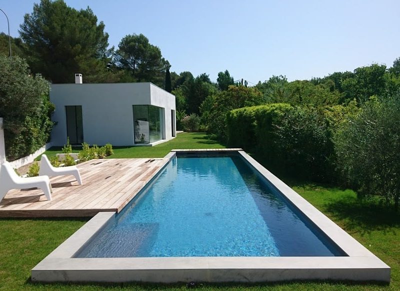 Une piscine neuve tout en longueur, du bloc béton à la mise en eau