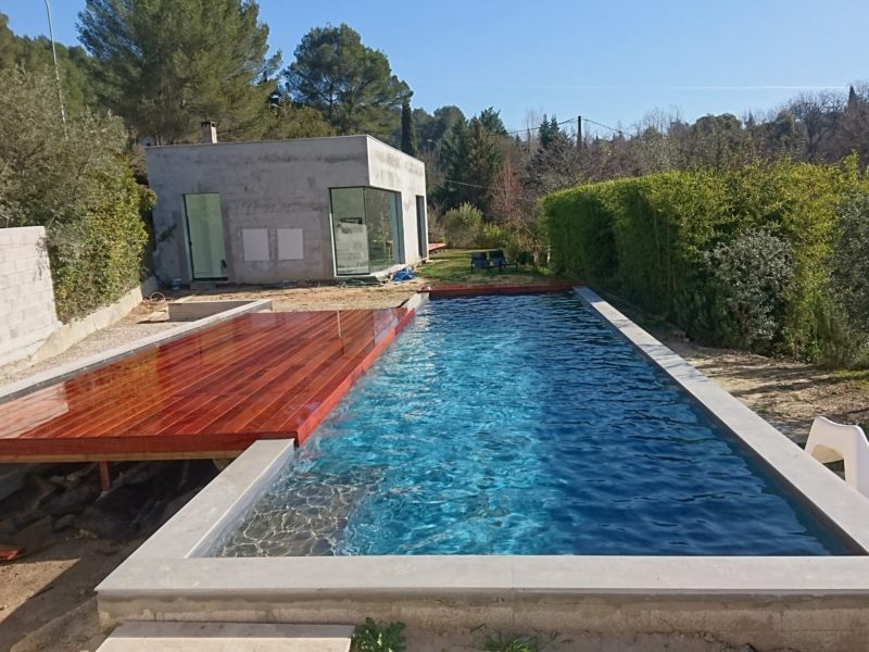 Une piscine neuve tout en longueur, du bloc béton à la mise en eau