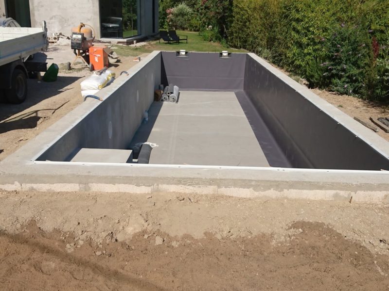 Une piscine neuve tout en longueur, du bloc béton à la mise en eau