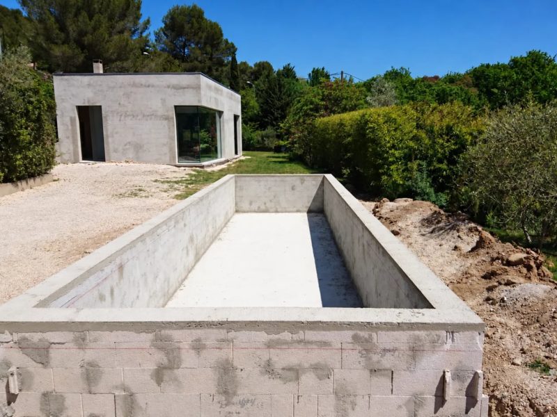 Une piscine neuve tout en longueur, du bloc béton à la mise en eau