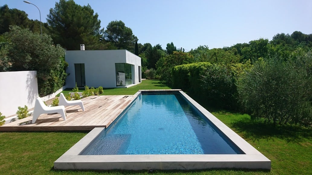 Une piscine neuve tout en longueur, du bloc béton à la mise en eau