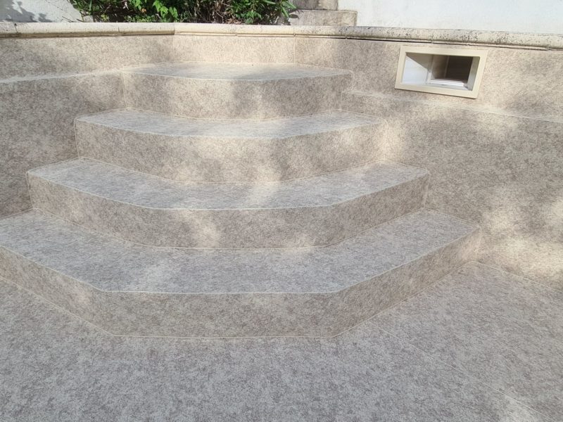 Escalier maçonné d’angle recouvert en PVC armé Aquasense Granit Sand (CGT Alkor), à Luynes