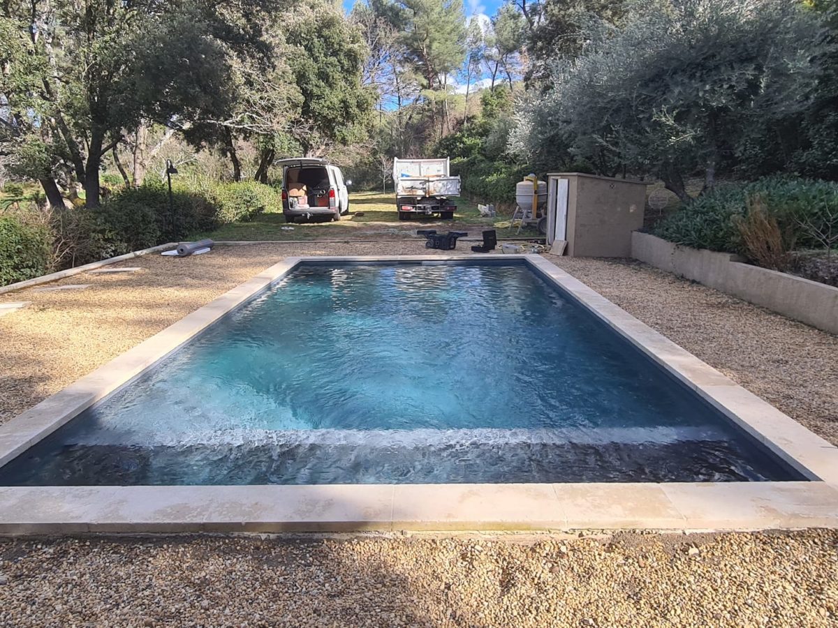 Piscine de Meyreuil rénovée en PVC armé gris anthracite et remise en eau