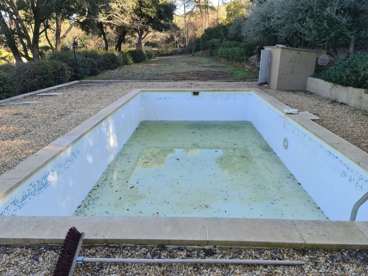 Piscine de Meyreuil avant rénovation : ancien revêtement et eau verte