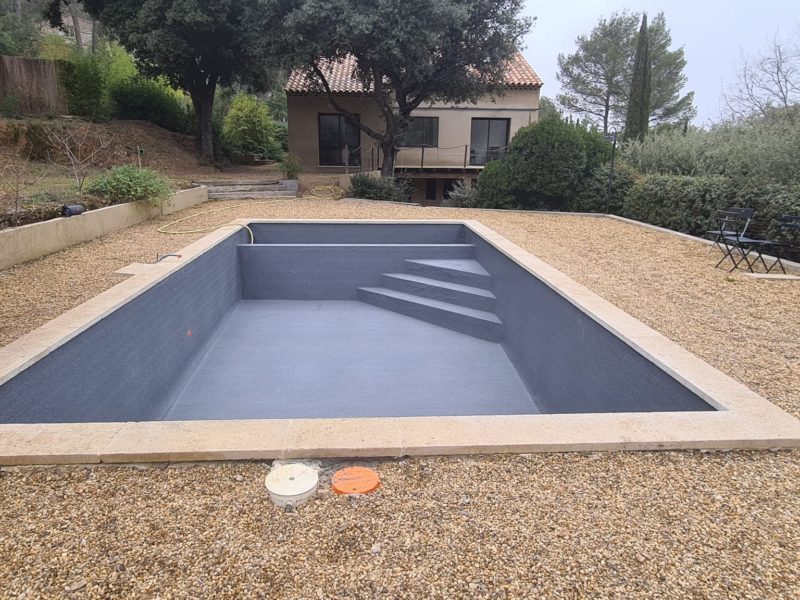 Membrane PVC armé gris anthracite posée sur le bassin de Meyreuil, escalier compris