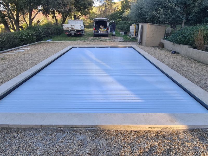 Volet immergé fermé sur la piscine rénovée de Meyreuil